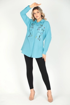 Una modella di abbigliamento all'ingrosso indossa 44756 - Shirt - Blue, vendita all'ingrosso turca di Camicia di Miena