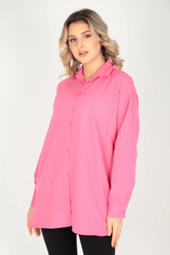 Bir model, Miena toptan giyim markasının 44757 - Shirt - Pink toptan Gömlek ürününü sergiliyor.