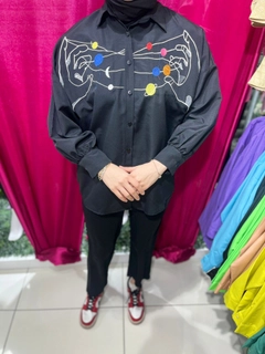 Bir model, Miena toptan giyim markasının 47384 - Shirt - Black toptan Gömlek ürününü sergiliyor.