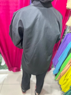 Bir model, Miena toptan giyim markasının 47384 - Shirt - Black toptan Gömlek ürününü sergiliyor.