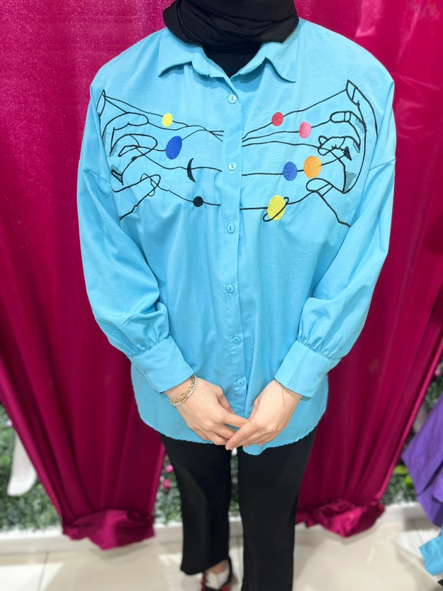 A model wears 47385 - Shirt - Blue, wholesale Shirt of Miena to display at Lonca