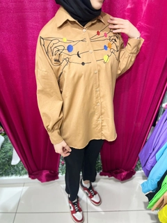 Bir model, Miena toptan giyim markasının 47389 - Shirt -Caramel toptan Gömlek ürününü sergiliyor.