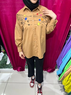 Een kledingmodel uit de groothandel draagt 47389 - Shirt -Caramel, Turkse groothandel Shirt van Miena