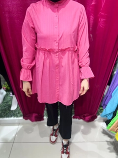 Модел на дрехи на едро носи 47394 - Shirt -Pink, турски едро Риза на Miena