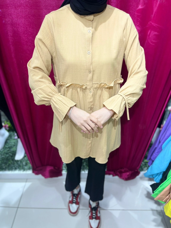 Una modella di abbigliamento all'ingrosso indossa 47395 - Shirt -Beige, vendita all'ingrosso turca di Camicia di Miena