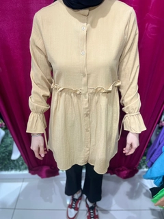 Een kledingmodel uit de groothandel draagt 47395 - Shirt -Beige, Turkse groothandel Shirt van Miena