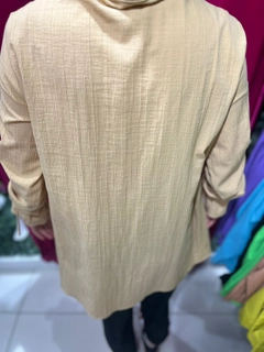 Un mannequin de vêtements en gros porte 47395 - Shirt -Beige, Chemise en gros de Miena en provenance de Turquie