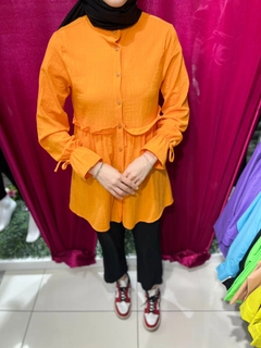 Una modella di abbigliamento all'ingrosso indossa 47397 - Shirt -Orange, vendita all'ingrosso turca di Camicia di Miena