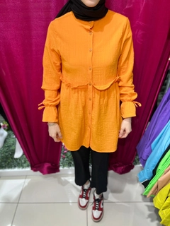 Bir model, Miena toptan giyim markasının 47397 - Shirt -Orange toptan Gömlek ürününü sergiliyor.
