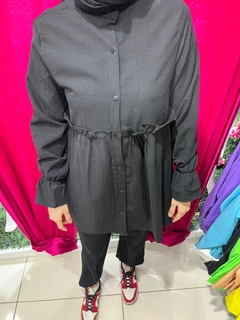 Bir model, Miena toptan giyim markasının 47398 - Shirt - Black toptan Gömlek ürününü sergiliyor.