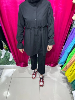 Una modella di abbigliamento all'ingrosso indossa 47398 - Shirt - Black, vendita all'ingrosso turca di Camicia di Miena