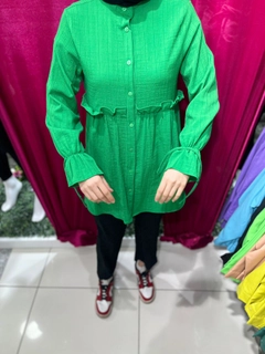 Bir model, Miena toptan giyim markasının 47399 - Shirt - Green toptan Gömlek ürününü sergiliyor.