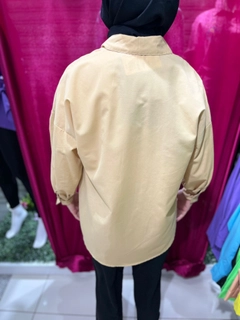 Una modella di abbigliamento all'ingrosso indossa 47390 - Shirt -Beige, vendita all'ingrosso turca di Camicia di Miena