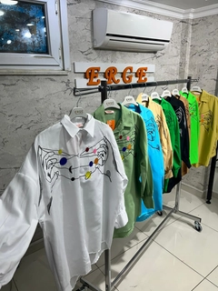 Bir model, Miena toptan giyim markasının 47390 - Shirt -Beige toptan Gömlek ürününü sergiliyor.