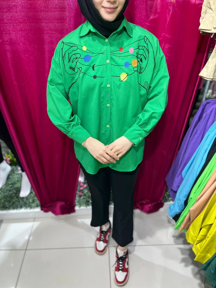 Bir model, Miena toptan giyim markasının 47392 - Shirt - Green toptan Gömlek ürününü sergiliyor.