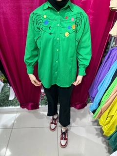 Una modella di abbigliamento all'ingrosso indossa 47392 - Shirt - Green, vendita all'ingrosso turca di Camicia di Miena