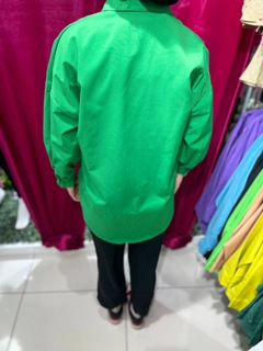 Bir model, Miena toptan giyim markasının 47392 - Shirt - Green toptan Gömlek ürününü sergiliyor.