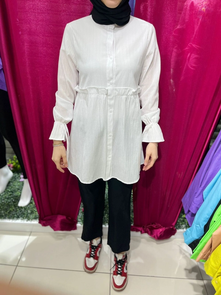 Bir model, Miena toptan giyim markasının 47393 - Shirt - White toptan Gömlek ürününü sergiliyor.