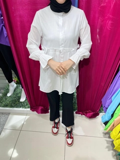 A wholesale clothing model wears 47393 - Shirt - White, Turkish wholesale Shirt of Miena
