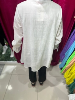 Um modelo de roupas no atacado usa 47393 - Shirt - White, atacado turco Camisa de Miena