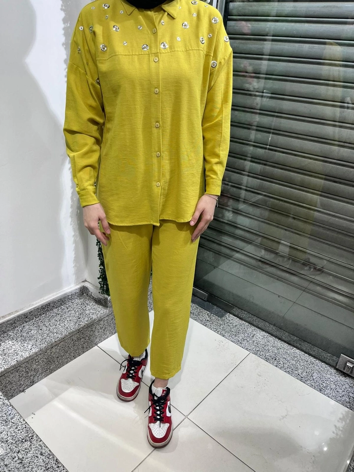Una modella di abbigliamento all'ingrosso indossa 47405 - Suit -Yellow, vendita all'ingrosso turca di Abito di Miena