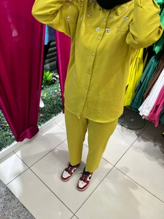 Ένα μοντέλο χονδρικής πώλησης ρούχων φοράει 47405 - Suit -Yellow, τούρκικο Ταγέρ χονδρικής πώλησης από Miena
