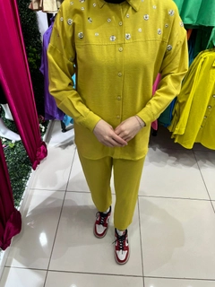 Una modelo de ropa al por mayor lleva 47405 - Suit -Yellow, Traje turco al por mayor de Miena