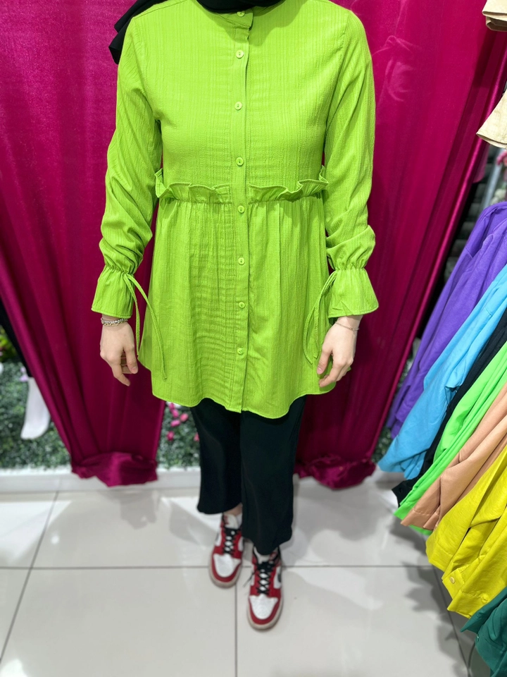 Una modella di abbigliamento all'ingrosso indossa 47400 - Shirt - Pistachio Green, vendita all'ingrosso turca di Camicia di Miena