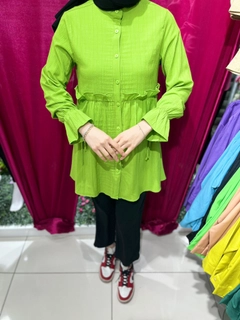 Un mannequin de vêtements en gros porte 47400 - Shirt - Pistachio Green, Chemise en gros de Miena en provenance de Turquie