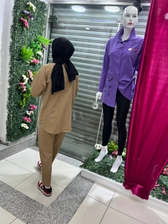 Ein Bekleidungsmodell aus dem Großhandel trägt 47402 - Suit - Beige, türkischer Großhandel Hemd von Miena