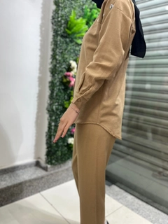 Bir model, Miena toptan giyim markasının 47402 - Suit - Beige toptan Gömlek ürününü sergiliyor.