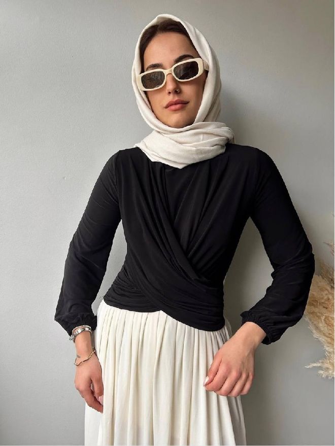 Mistix Μαύρη Κομψή Μπλούζα Με Στενή Γραμμή Και Στρογγυλή Λαιμόκοψη Χονδρικό εμπόριο ενδυμάτων Απλό