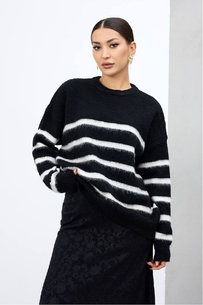 Mistix Juoda Dryžuota Palaidinė Su Oversized Siluetu Ir Apvalia Iškirpte Didmeninė prekyba drabužiais Kokteilinė