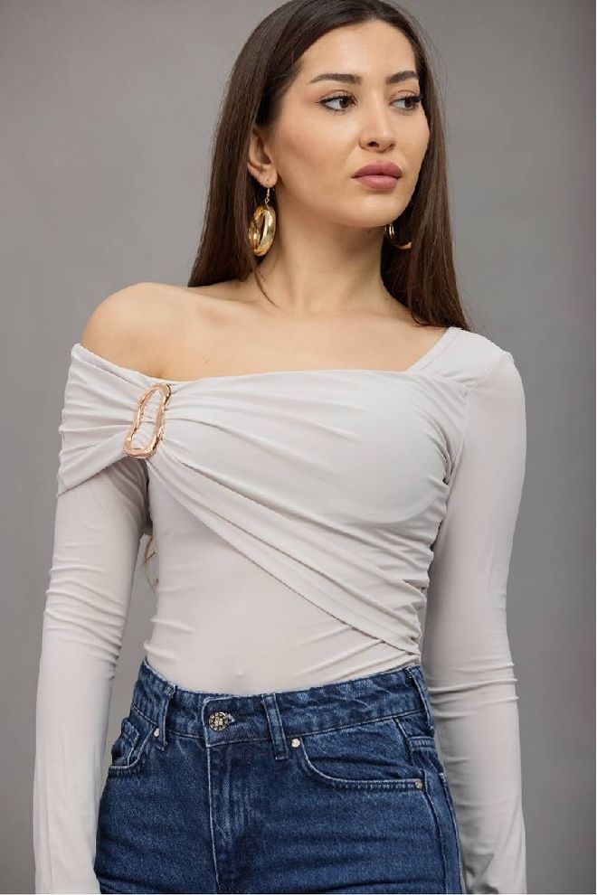 Mistix Witte Elegante Fitted Blouse Met Off Shoulder Hals Groothandel Kleding Casual