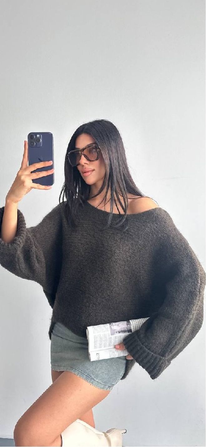 Mistix Bruine Blouse Met Oversized Pasvorm En Off Shoulder Hals Groothandel Kleding Bescheiden