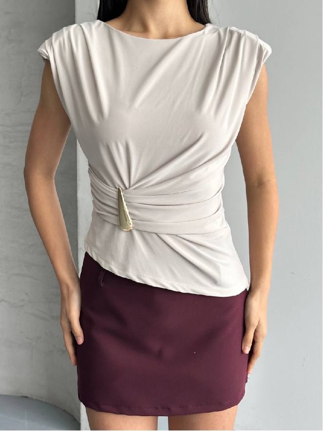 Mistix Eleganti Smėlio Spalvos Palaidinė Siauru Siluetu Ir Trumpais Rankovėmis Didmeninė prekyba drabužiais Kokteilinė