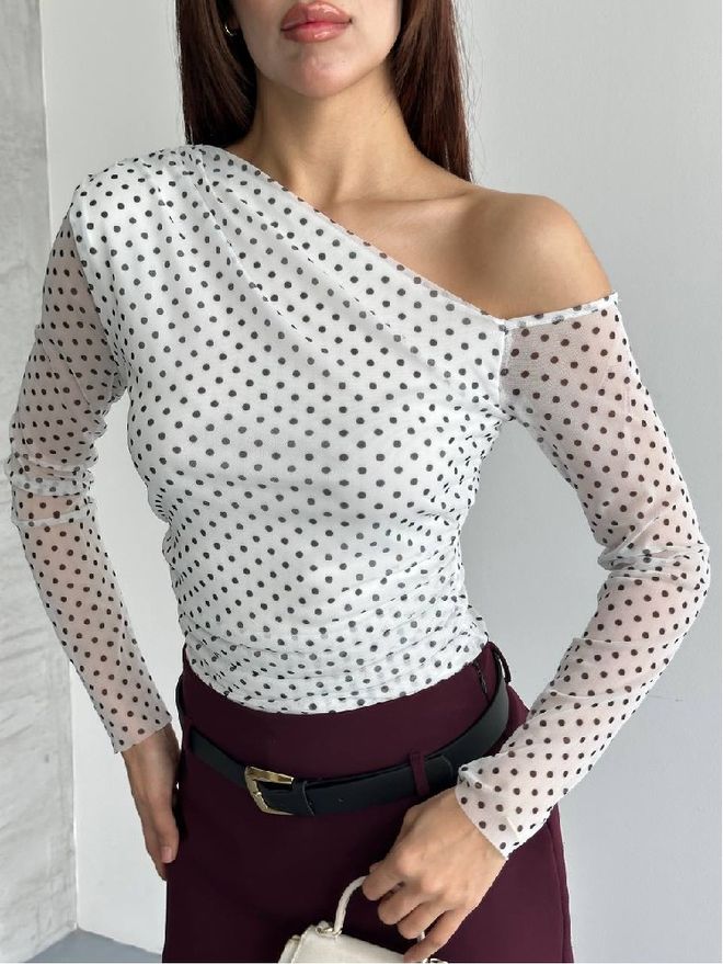 Mistix Blusa Branca De Bolinhas Slim Fit Com Decote Um Ombro Roupas por atacado Casual