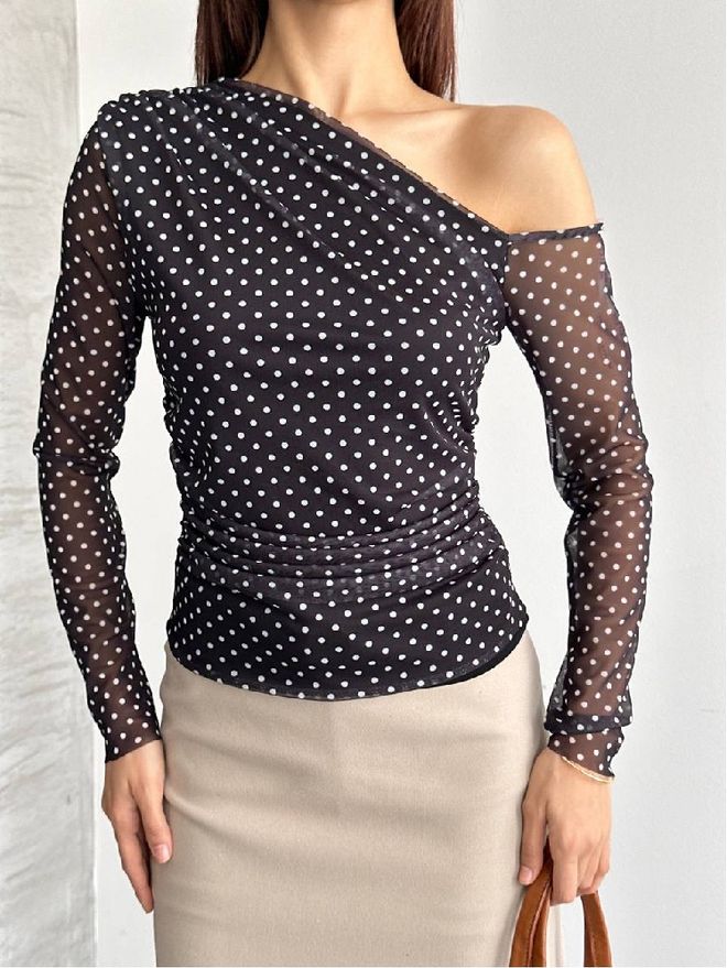 Mistix Črna Bluza S Pikicami Oprijeta Z Izrezo Na Eno Ramo Oblačila na debelo Ležerno