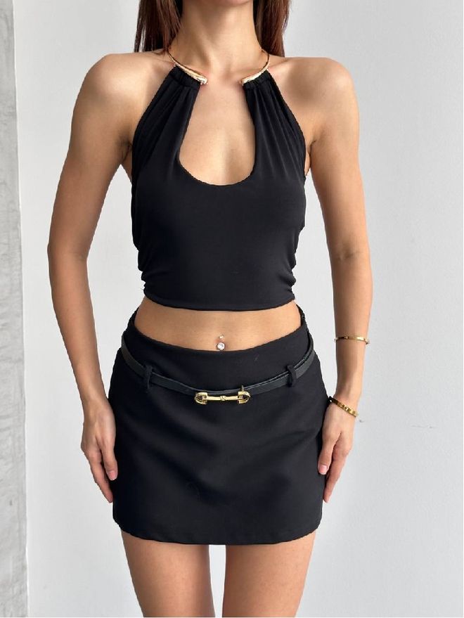 Mistix Czarna Dopasowana Bluzka Z Dekoltem Typu Halter I Krótkim Rękawem Typu Cap Hurtowa sprzedaż odzieży Casual