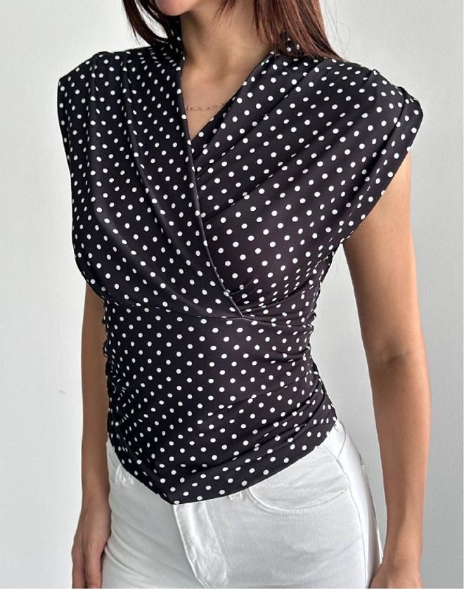 Mistix Zwarte Polkadot Slim Fit Blouse Met V hals Groothandel Kleding Casual