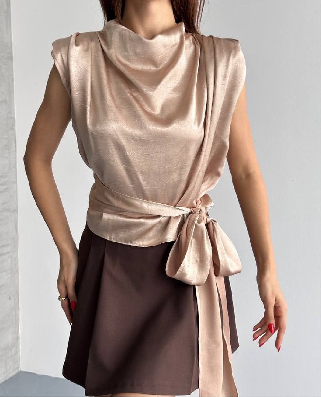 Mistix Κομψή Μπεζ Μπλούζα Με Ντραπέ Λαιμόκοψη Και Πολύ Κοντό Μανίκι Χονδρικό εμπόριο ενδυμάτων Σοδειά