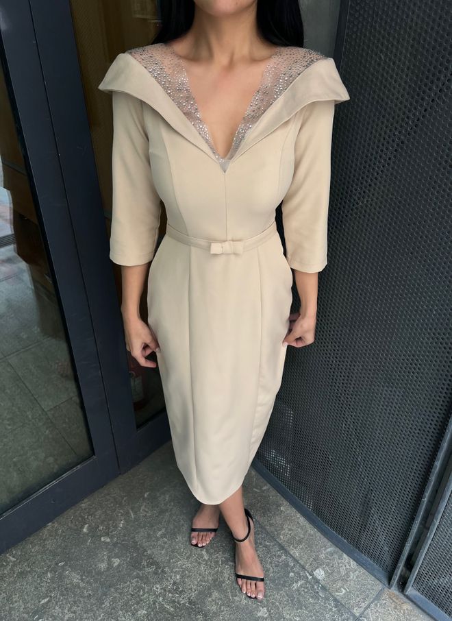 Miss Janell Vestido Beige Elegante Tipo Vaina Con Cuello Profundo Ropa al por mayor Modesto