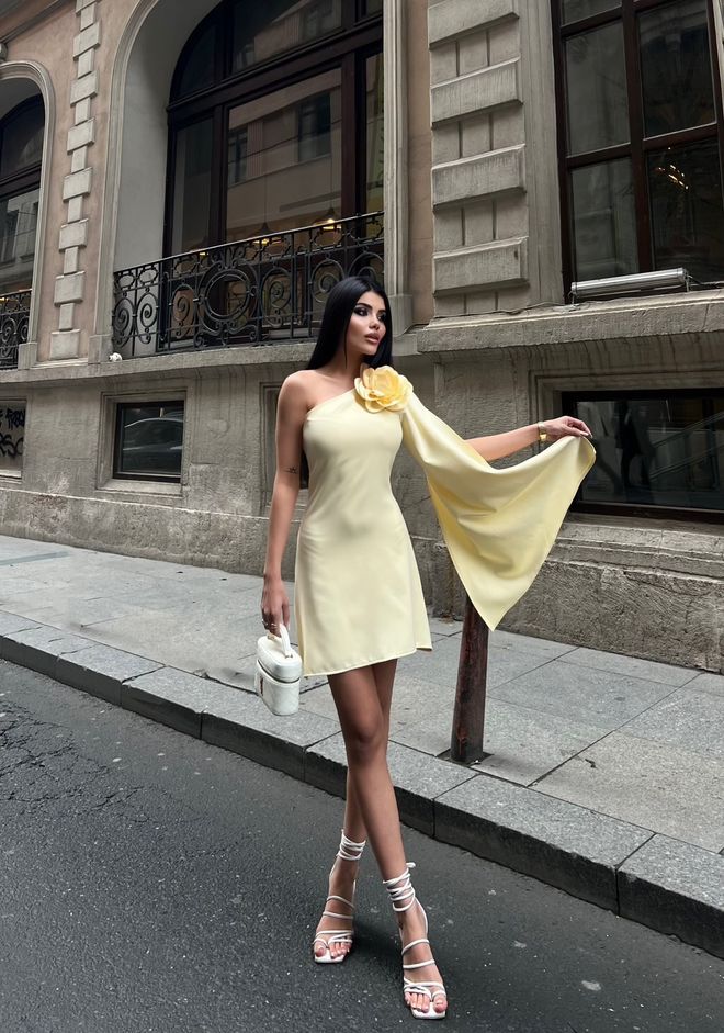 Miss Janell Robe Moulante Mini Jaune Élégante Avec Encolure Asymétrique Vêtements en gros Sexy