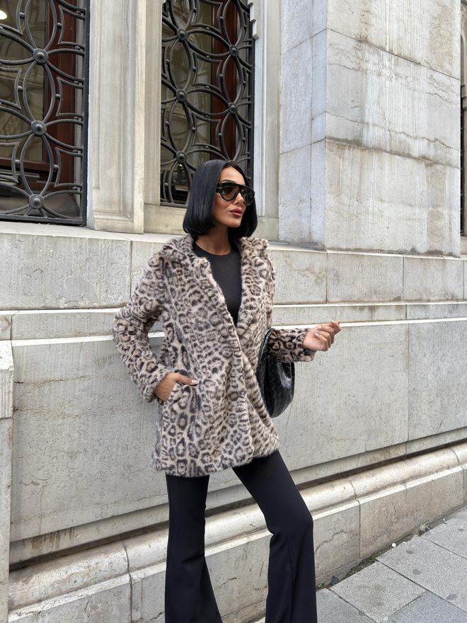 Miss Janell Kaput Od Krzna Miješane Boje Sa Životinjskim Printom I Urezanim Ovratnikom Veleprodaja odjeće Ležerni