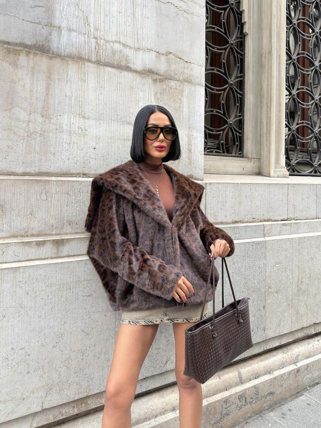 Miss Janell Manteau Brun En Fourrure À Capuche Avec Fermeture Éclair Poche Droite Et Col Cranté En Coupe Oversize Vêtements en gros Lounge