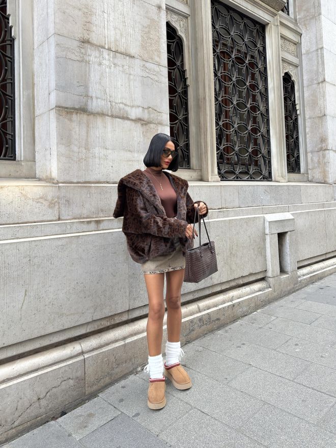 Miss Janell Manteau Brun En Fourrure À Capuche Avec Fermeture Éclair Poche Droite Et Col Cranté En Coupe Oversize Vêtements en gros 5