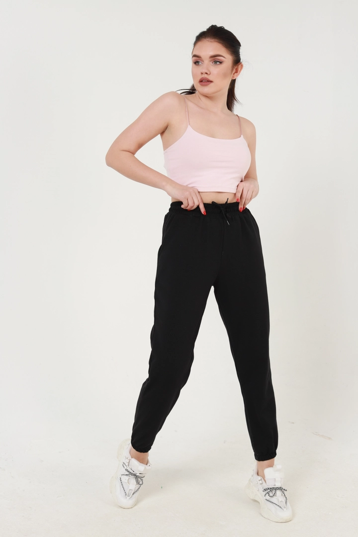 Una modella di abbigliamento all'ingrosso indossa MIY10001 - Black Elastic Sweatpants, vendita all'ingrosso turca di Pantaloni della tuta di Miyalon