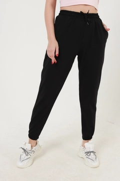 Een kledingmodel uit de groothandel draagt MIY10001 - Black Elastic Sweatpants, Turkse groothandel Joggingbroek van Miyalon
