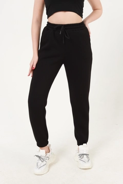 Bir model, Miyalon toptan giyim markasının MIY10001 - Black Elastic Sweatpants toptan Eşofman Altı ürününü sergiliyor.