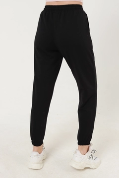 Модель оптовой продажи одежды носит MIY10001 - Black Elastic Sweatpants, турецкий оптовый товар Тренировочные брюки от Miyalon.